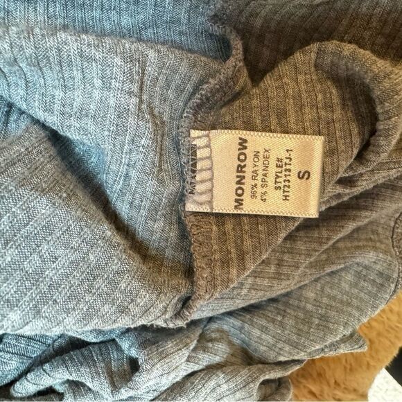 Monrow classic ribbed relaxed long sleeved top size Small - Picture 6 of 6